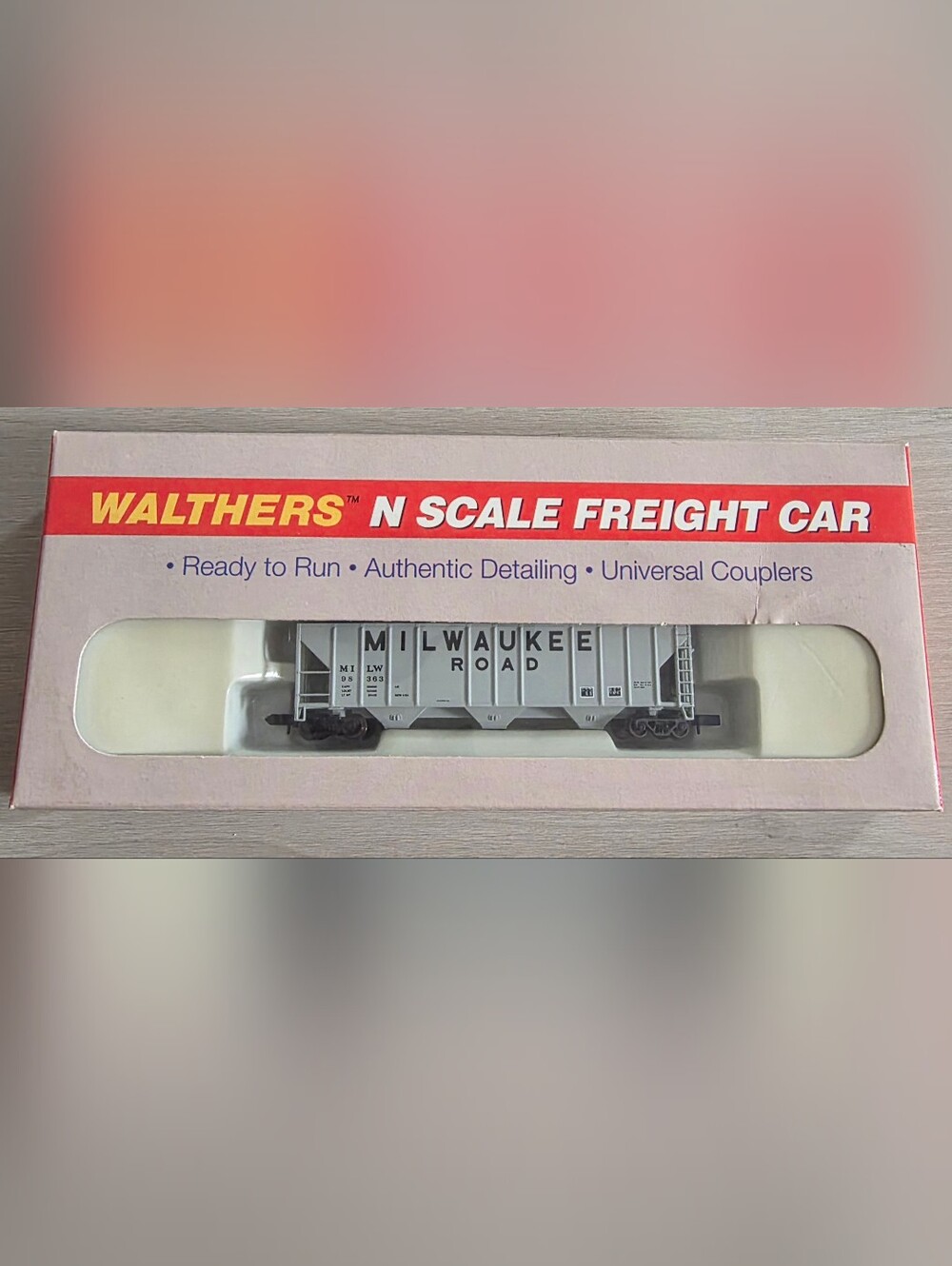 Walthers N Scale Milwaukee Road PS 4427 Covered Hopper